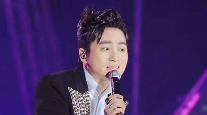 Ca sĩ Tùng Dương gây ấn tượng với ca khúc Khát vọng tuổi trẻ. Ca sĩ Tùng Dương gây ấn tượng với ca khúc Khát vọng tuổi trẻ.