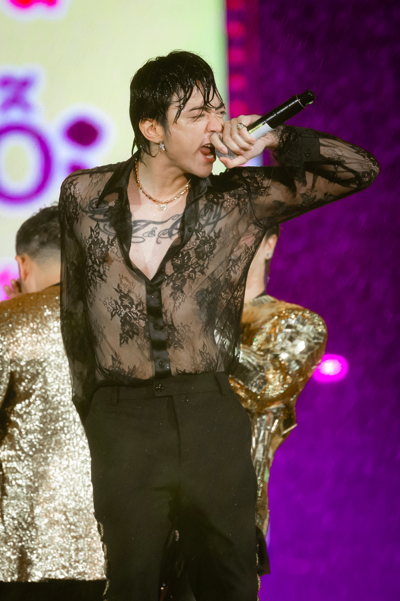 Soobin khuấy động chương trình.