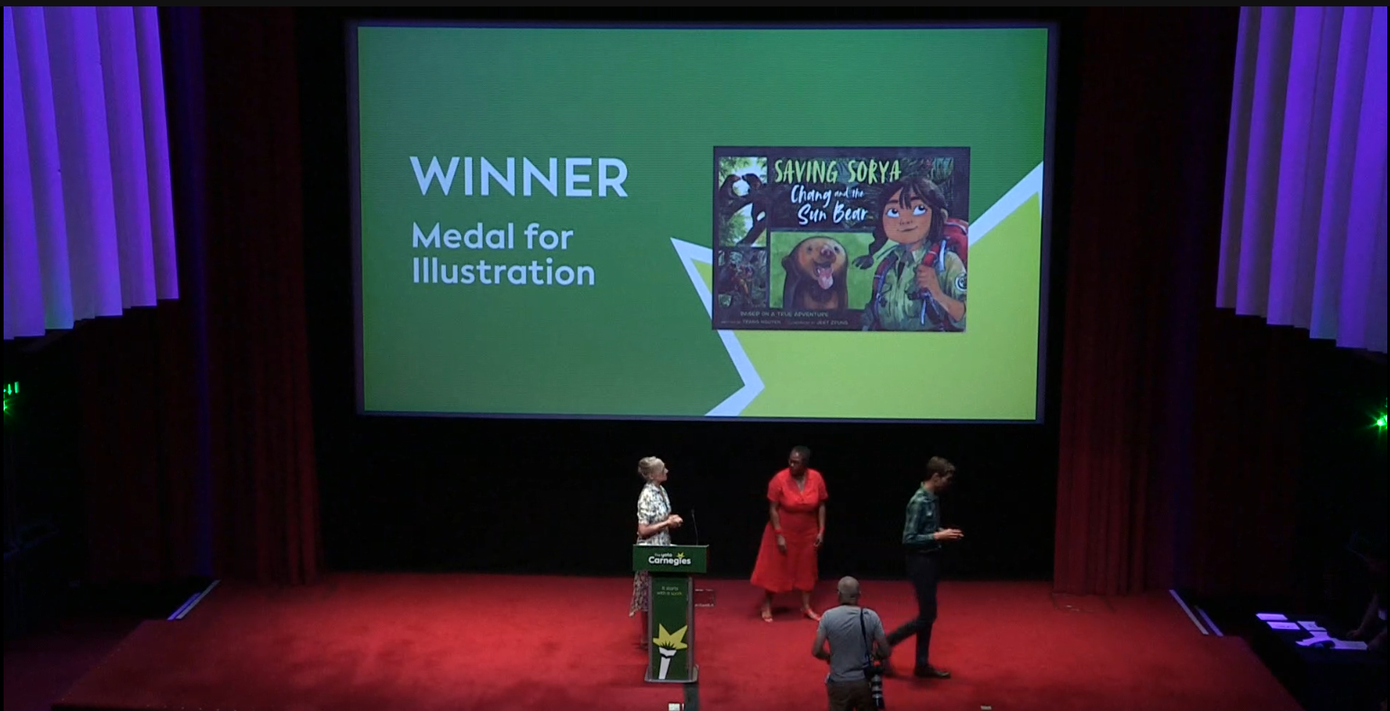 Tranh minh họa vẽ tay bằng màu nước trong Saving Sorya: Chang and the Sun Bear được xướng tên tại lễ trao giải.