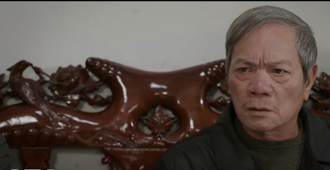 Ông Công ngán ngẩm với con trai út. Ảnh: CMH. Ông Công ngán ngẩm với con trai út. Ảnh: CMH.