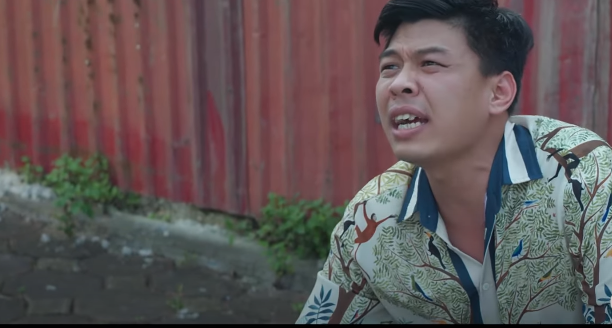 Công tranh cãi với đám thanh niên ngoài đường. Ảnh: CMH. Công tranh cãi với đám thanh niên ngoài đường. Ảnh: CMH.