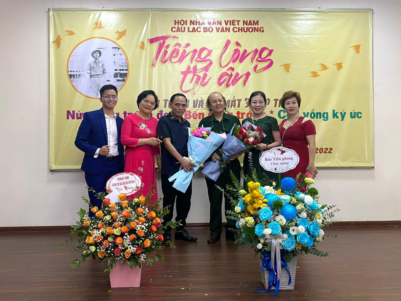 Nhà thơ Nguyễn Hồng Minh (thứ ba từ trái sang) cùng bạn bè, đồng nghiệp trong buổi ra mắt ba tập thơ. Ảnh: GIA LINH.