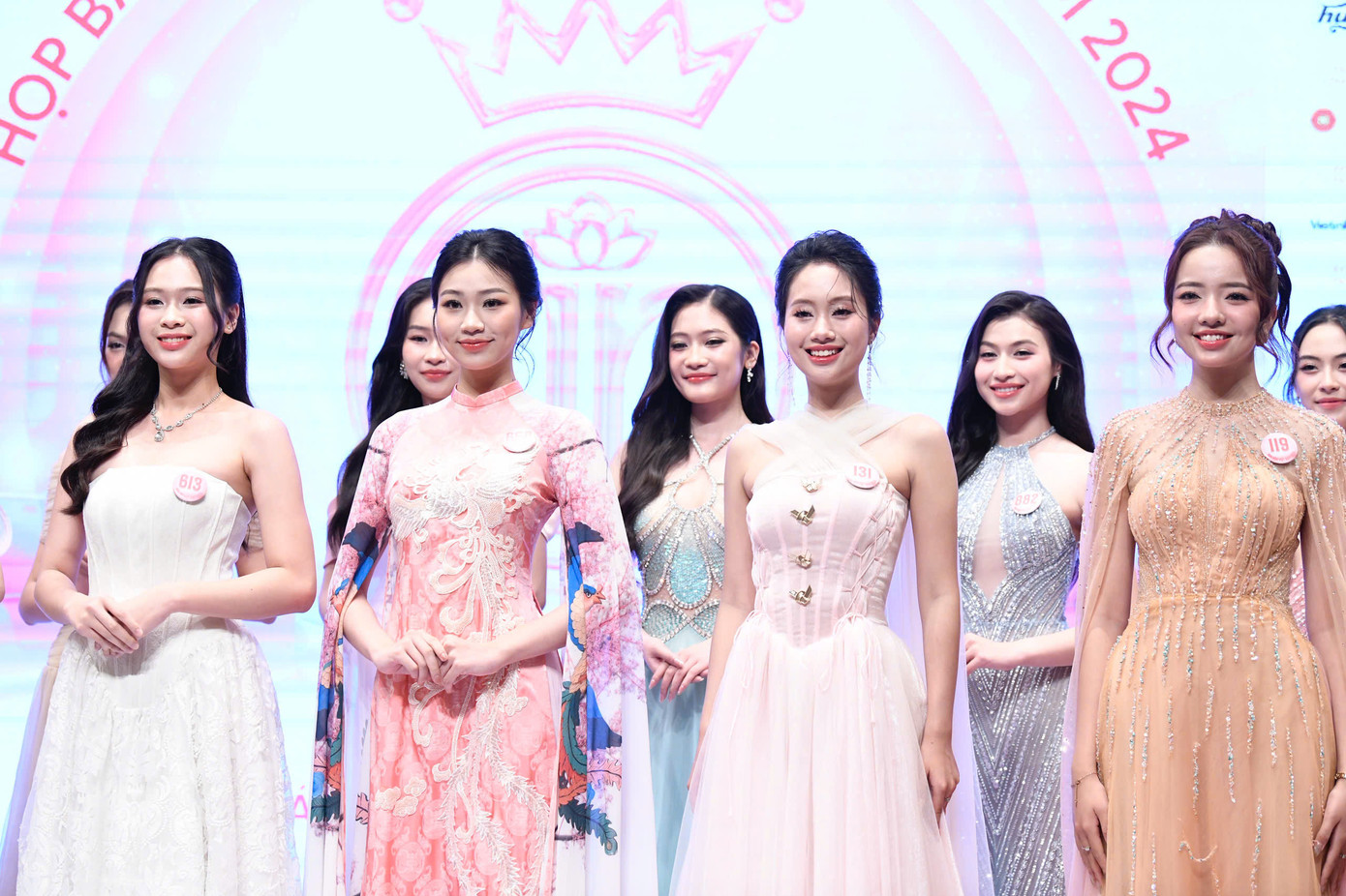 25 thí sinh xuất hiện rạng rỡ tại họp báo chiều 13/6.