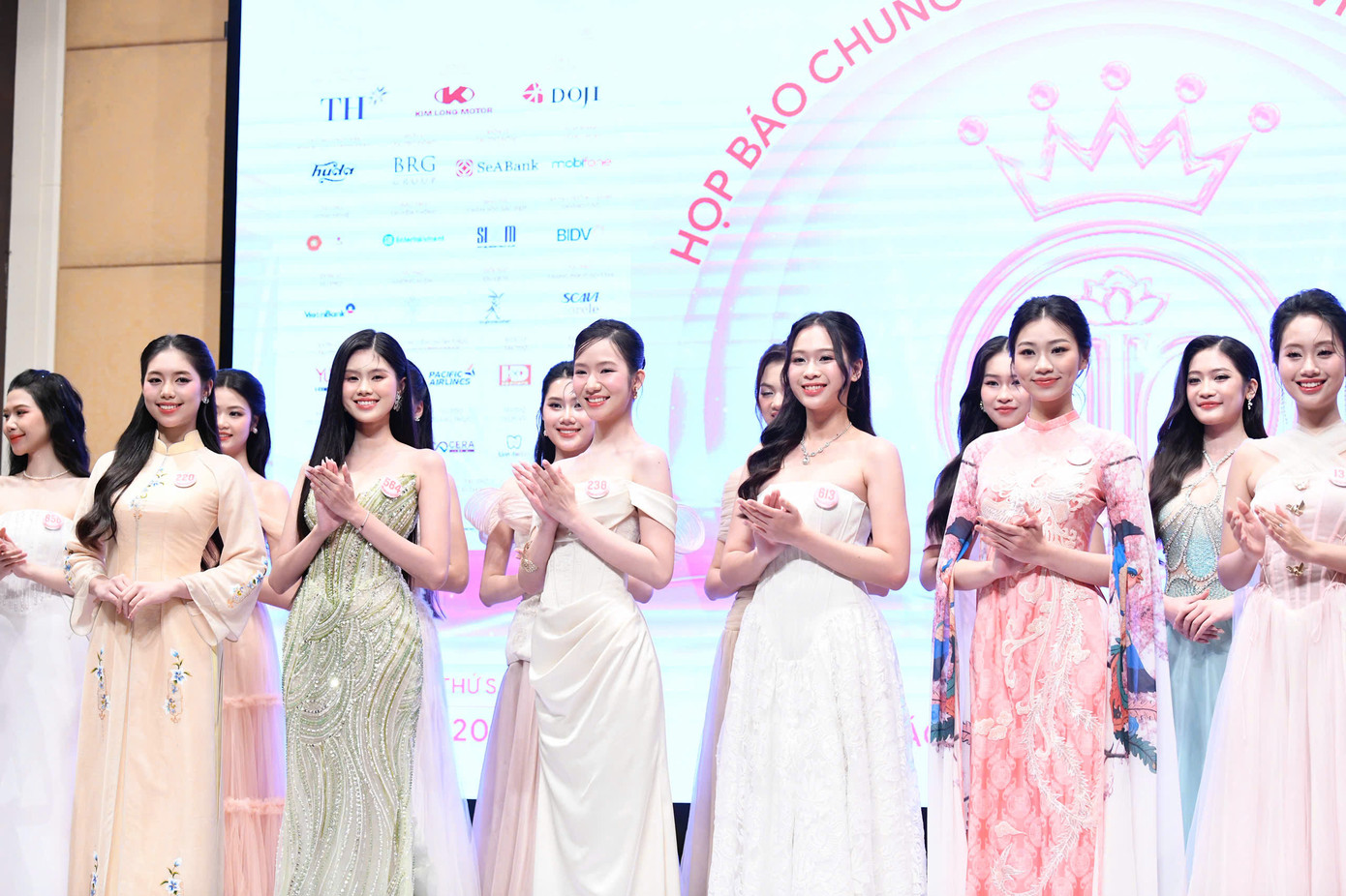 25 thí sinh xuất hiện rạng rỡ tại họp báo chiều 13/6.