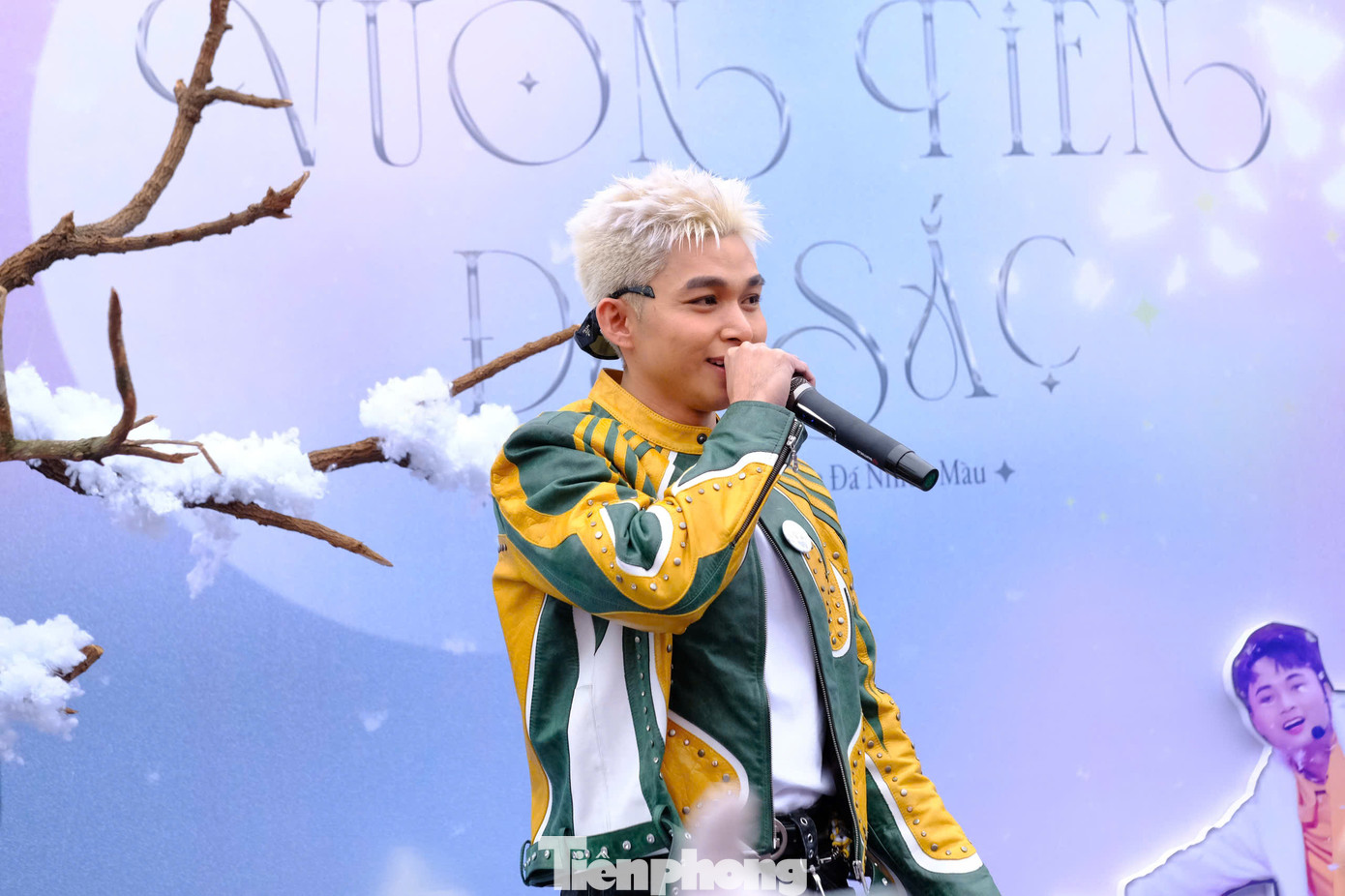 Anh tài Jun Phạm giao lưu với người hâm mộ. Mỗi anh tài đều có một khu vực chụp ảnh riêng.