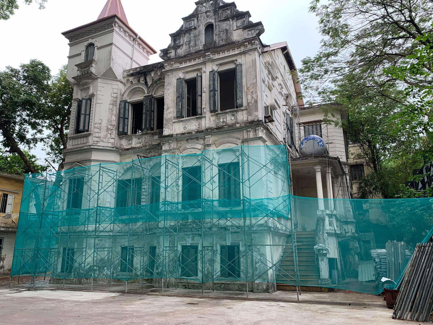 Không gian cổ kính của biệt thự trước khi trùng tu. Không gian cổ kính của biệt thự trước khi trùng tu.