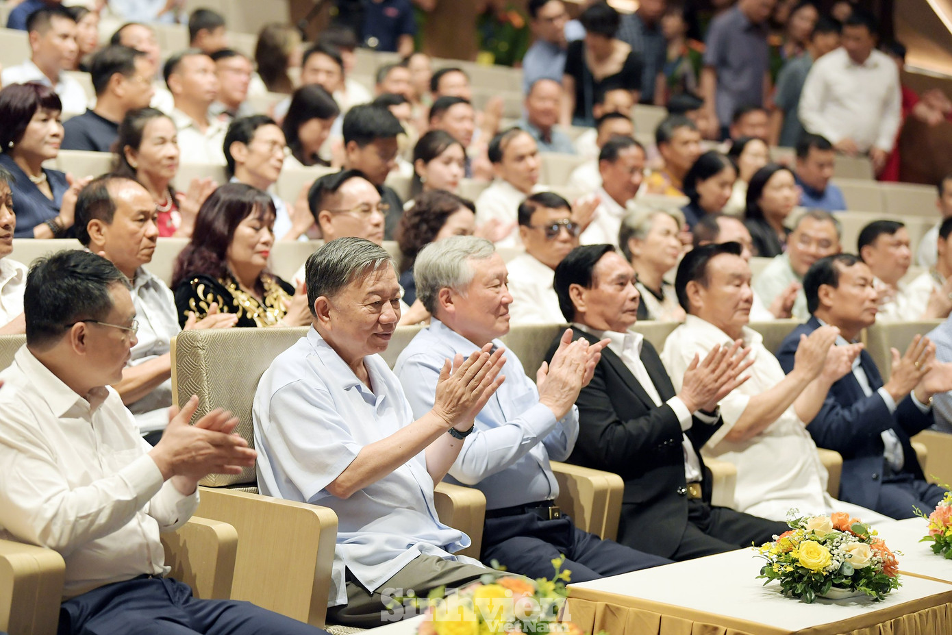 Đại tướng Tô Lâm - Ủy viên Bộ Chính trị, Bộ trưởng Bộ Công an đến dự chương trình. Cùng dự có các lãnh đạo Bộ Tư lệnh Cảnh sát Cơ động và đông đảo cán bộ, chiến sĩ Cảnh sát Cơ động.