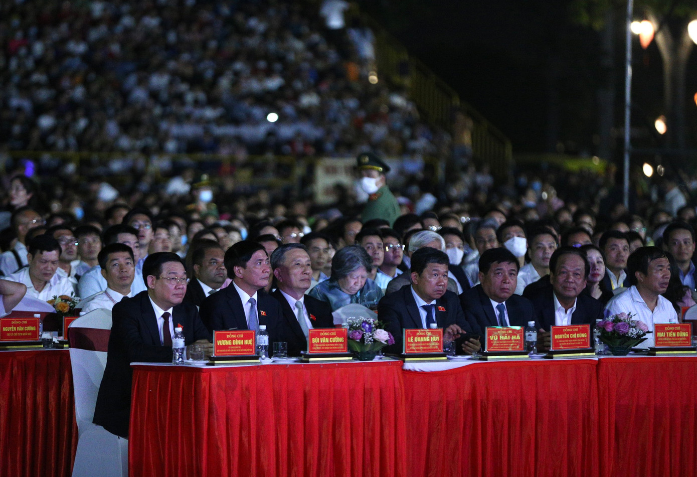 Tham dự lễ có Chủ tịch Quốc hội Vương Đình Huệ, Thứ trưởng Bộ Văn hóa, Thể thao và Du lịch Tạ Quang Đông, Phó Trưởng Ban Tuyên giáo Trung ương Trần Thanh Lâm, Chủ tịch UBND tỉnh Hà Nam Trương Quốc Huy, Đại sứ Đặc mệnh toàn quyền Nhật Bản tại Việt Nam Yamada Takio... Ảnh: Nguyễn Linh