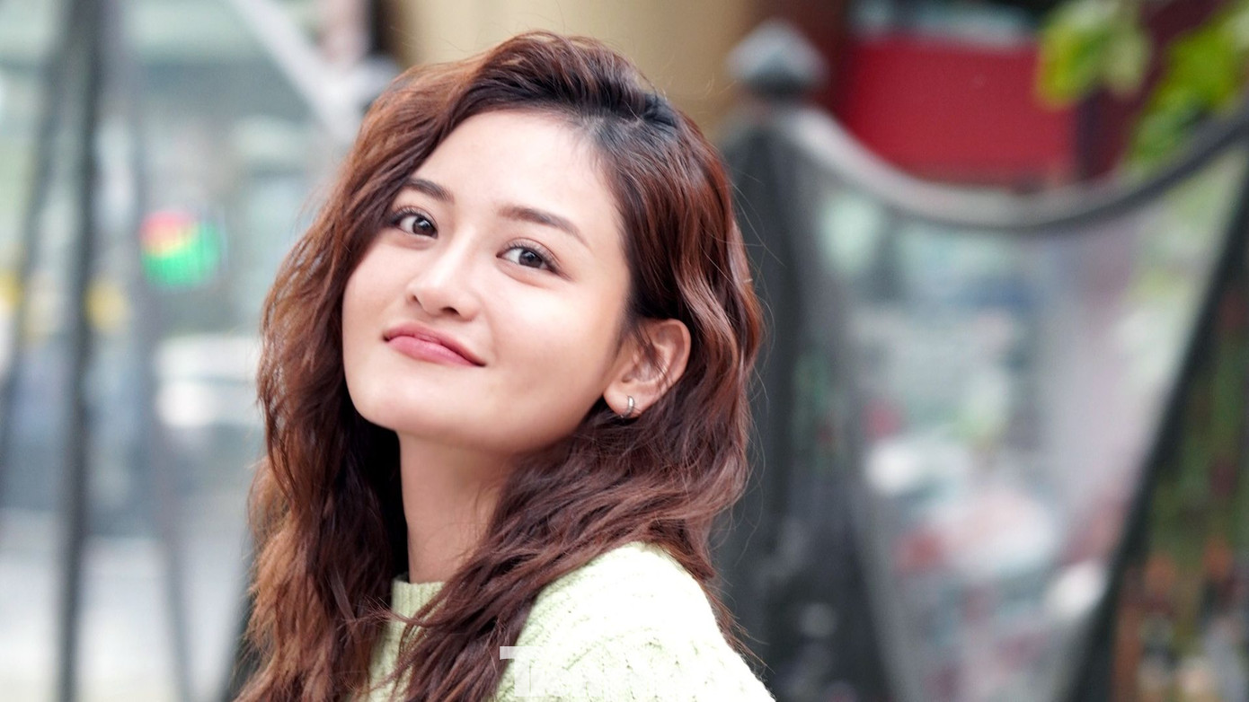 Diễn viên Thùy Anh tâm sự cô khá "tham lam" khi muốn hoạt động nghệ thuật ở cả hai miền. "Đôi khi tâm lý đó khiến tôi lỡ dở ở hai nơi. Thay vì tập trung ở Hà Nội hay TP.HCM, tôi bay đi bay lại khá nhiều. Tuy nhiên Thùy Anh nghĩ lựa chọn này cho mình nhiều trải nghiệm", cô nói. Thùy Anh nhận mình là người thích "bay nhảy". Ảnh: TRỌNG QUÂN.