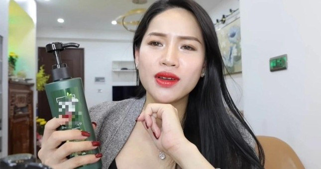 Võ Hà Linh bị phản đối vì quảng cáo không rõ ràng, gây hiểu lầm về giá. Võ Hà Linh bị phản đối vì quảng cáo không rõ ràng, gây hiểu lầm về giá.