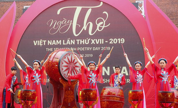 Ngày thơ năm nay được tổ chức vào đêm Rằm tháng Giêng để tăng hiệu quả âm thanh, ánh sáng. Ngày thơ năm nay được tổ chức vào đêm Rằm tháng Giêng để tăng hiệu quả âm thanh, ánh sáng.