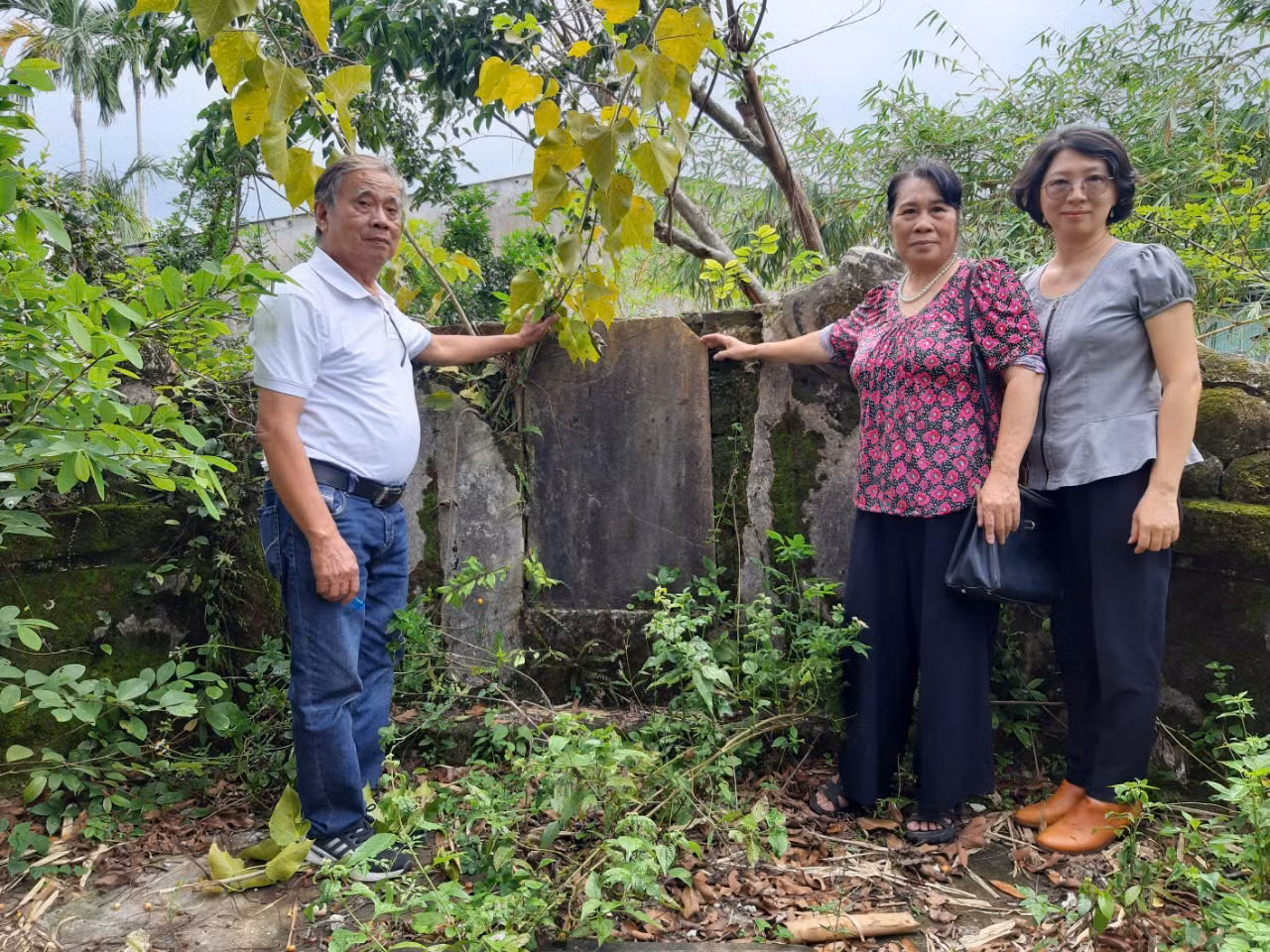 Bà Nghiêm Thị Hằng (giữa) khảo sát ngôi mộ cổ vô thừa nhận tại tỉnh Quảng Nam vào tháng 9/2022.