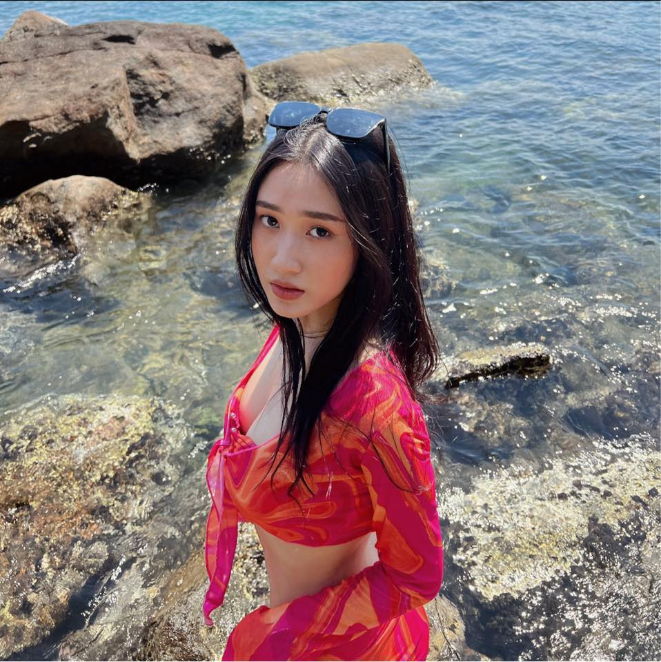 Mặc anh trai ngăn cản, thậm chí dọa dẫm, Nhung cương quyết kiếm tiền bằng cách cặp kè đại gia. Cô bỏ học, mải mê chạy theo những cuộc vui thâu đêm suốt sáng. Cô gái trẻ ám ảnh bởi cái nghèo. Dù bị đánh ghen tơi bời, Nhung không từ bỏ việc làm "người thứ ba". Mặc anh trai ngăn cản, thậm chí dọa dẫm, Nhung cương quyết kiếm tiền bằng cách cặp kè đại gia. Cô bỏ học, mải mê chạy theo những cuộc vui thâu đêm suốt sáng. Cô gái trẻ ám ảnh bởi cái nghèo. Dù bị đánh ghen tơi bời, Nhung không từ bỏ việc làm "người thứ ba".