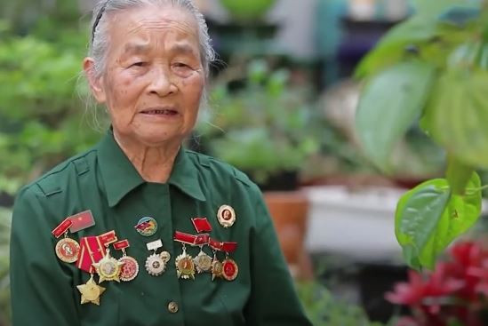 Cựu thanh niên xung phong, dân công hỏa tuyến ôn lại kỷ niệm bên đồng đội. Cựu thanh niên xung phong, dân công hỏa tuyến ôn lại kỷ niệm bên đồng đội.