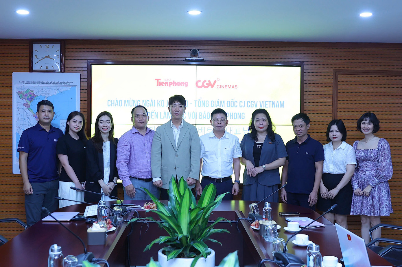 Nhà báo Phùng Công Sưởng - Tổng Biên tập báo Tiền Phong cùng một số cán bộ, phóng viên của báo tại buổi làm việc với ông Ko Jae Soo - Tổng Giám đốc CGV Việt Nam.