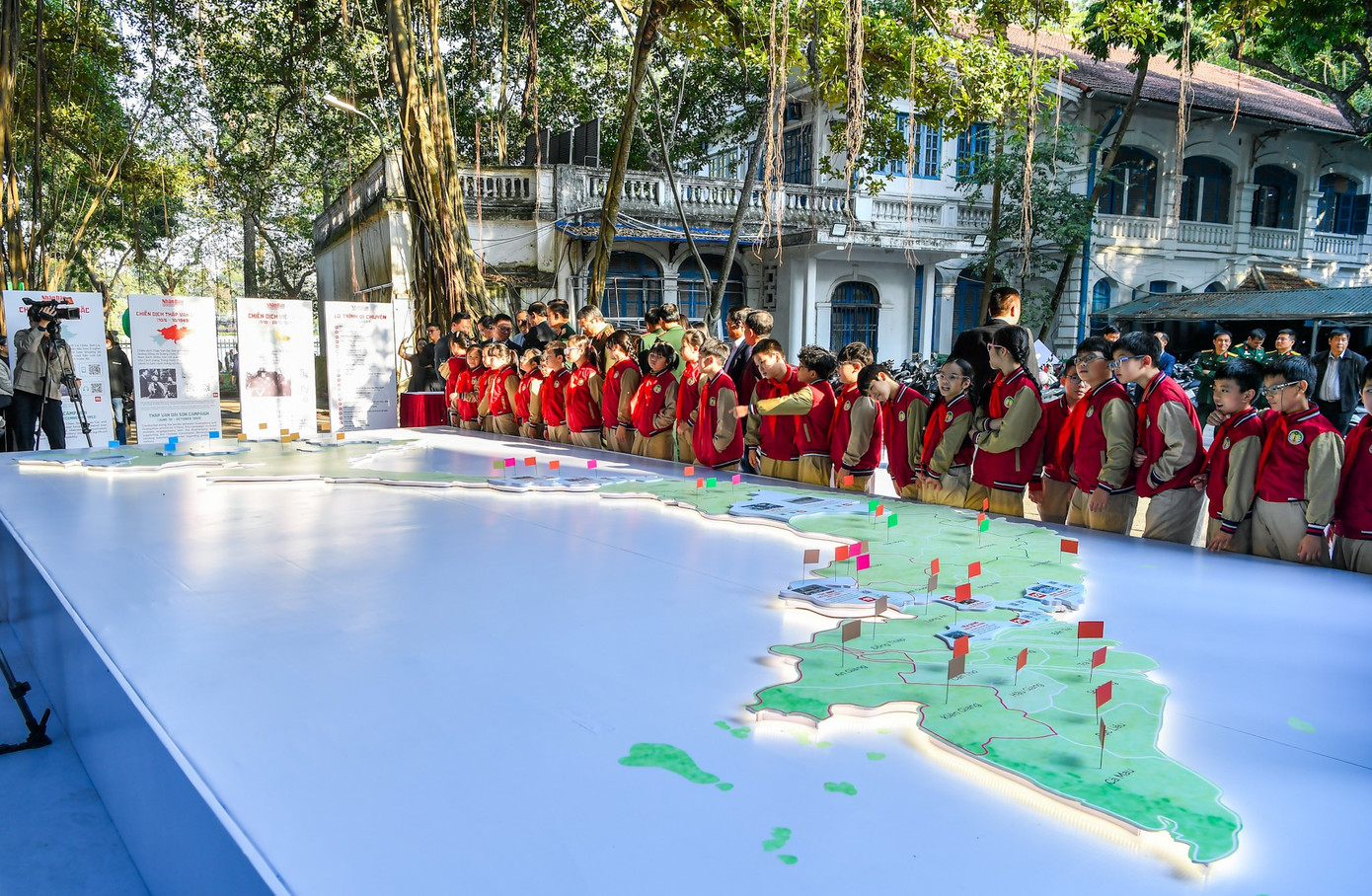 Lá cờ trên bản đồ lớn để thể hiện rõ địa điểm diễn ra trận đánh. Lá cờ trên bản đồ lớn để thể hiện rõ địa điểm diễn ra trận đánh.