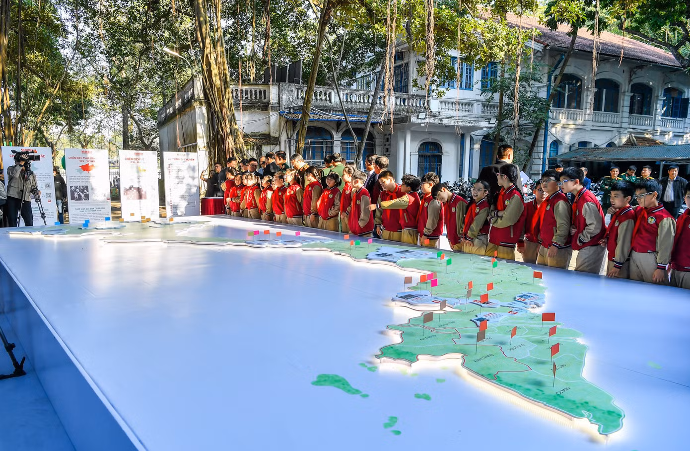 Lá cờ trên bản đồ lớn để thể hiện rõ địa điểm diễn ra trận đánh. Lá cờ trên bản đồ lớn để thể hiện rõ địa điểm diễn ra trận đánh.