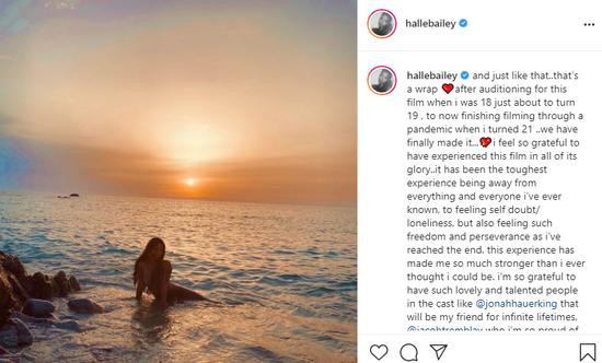 Ngày 12/7, trên tài khoản mạng xã hội cá nhân, Halle Bailey đăng tải hình ảnh bên bờ biển và thông báo bộ phim Nàng tiên cá đã chính thức đóng máy sau 2 năm. Nữ diễn viên chia sẻ: &quot;Và như thế… phim đã đóng máy. Tôi tham gia thử vai cho bộ phim khi sắp bước sang tuổi 19. Bộ phim được quay giữa đại dịch và hoàn tất ghi hình khi tôi đã 21 tuổi...&quot;