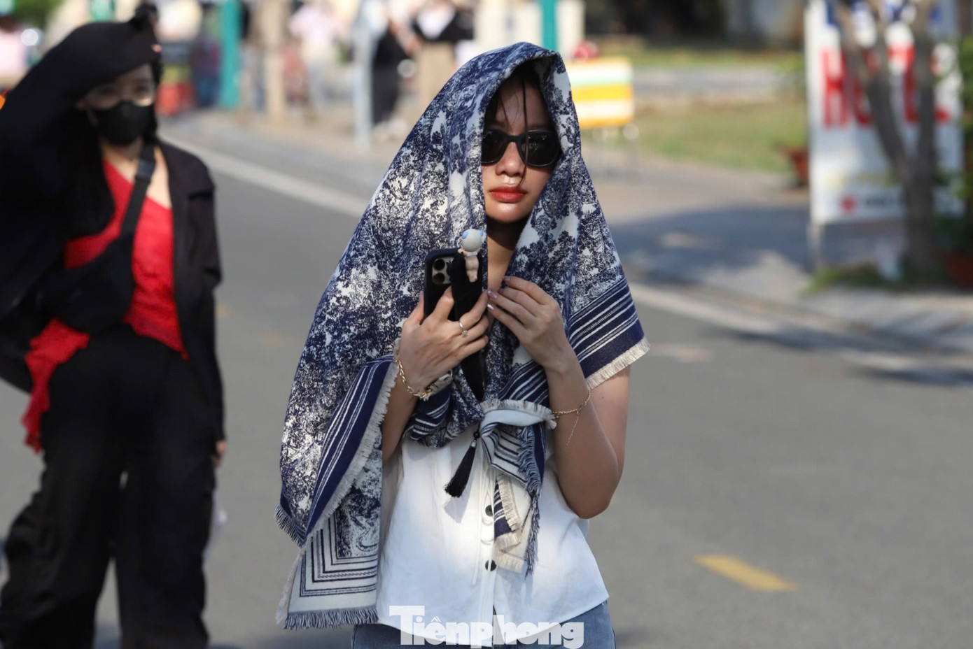 Một người hâm mộ nữ đội nắng chờ đợi thần tượng biểu diễn. Một người hâm mộ nữ đội nắng chờ đợi thần tượng biểu diễn.