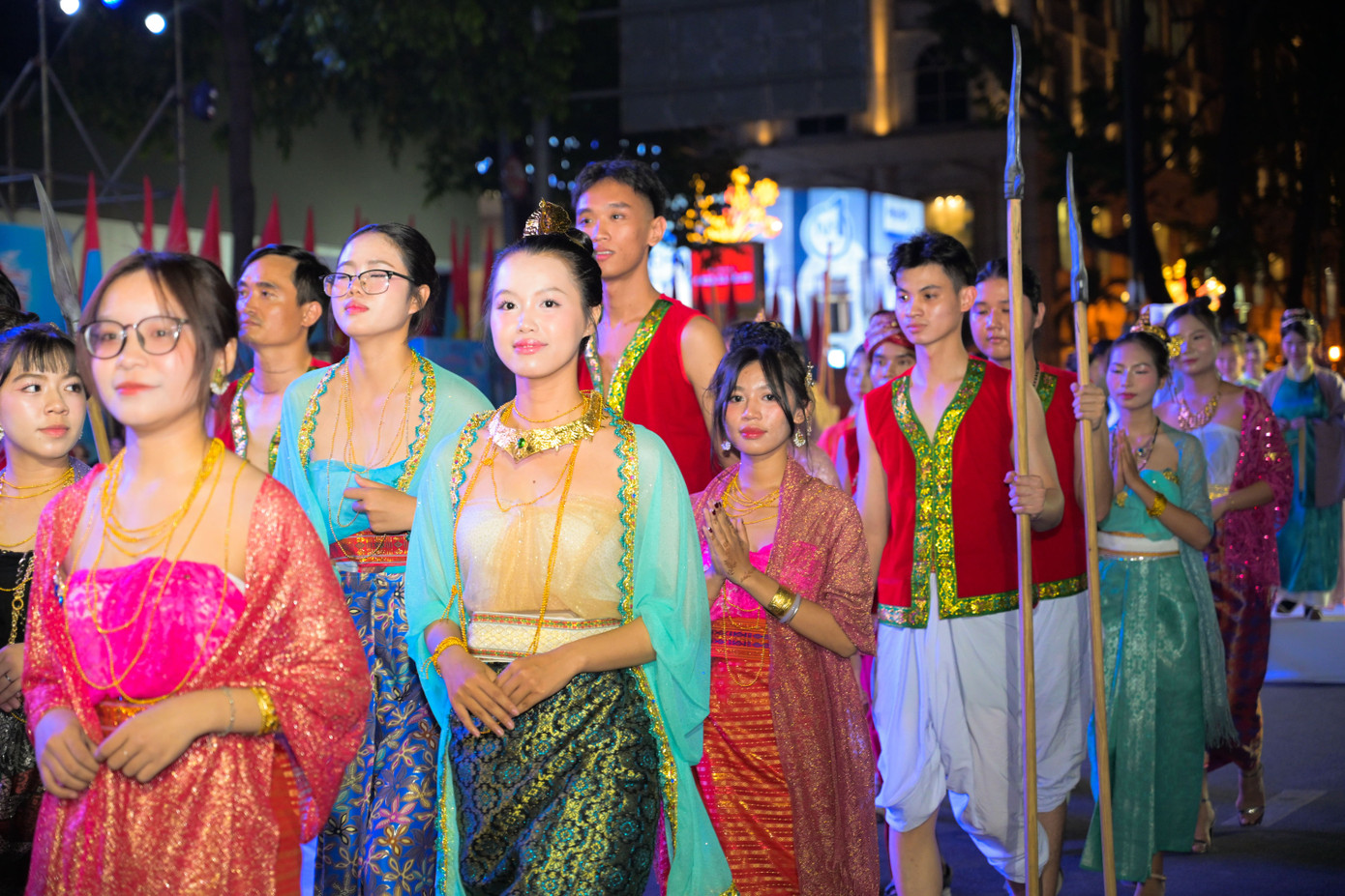 Khán giả cũng được hòa mình trong bầu không khí trẻ trung với những bộ Việt phục cách tân.