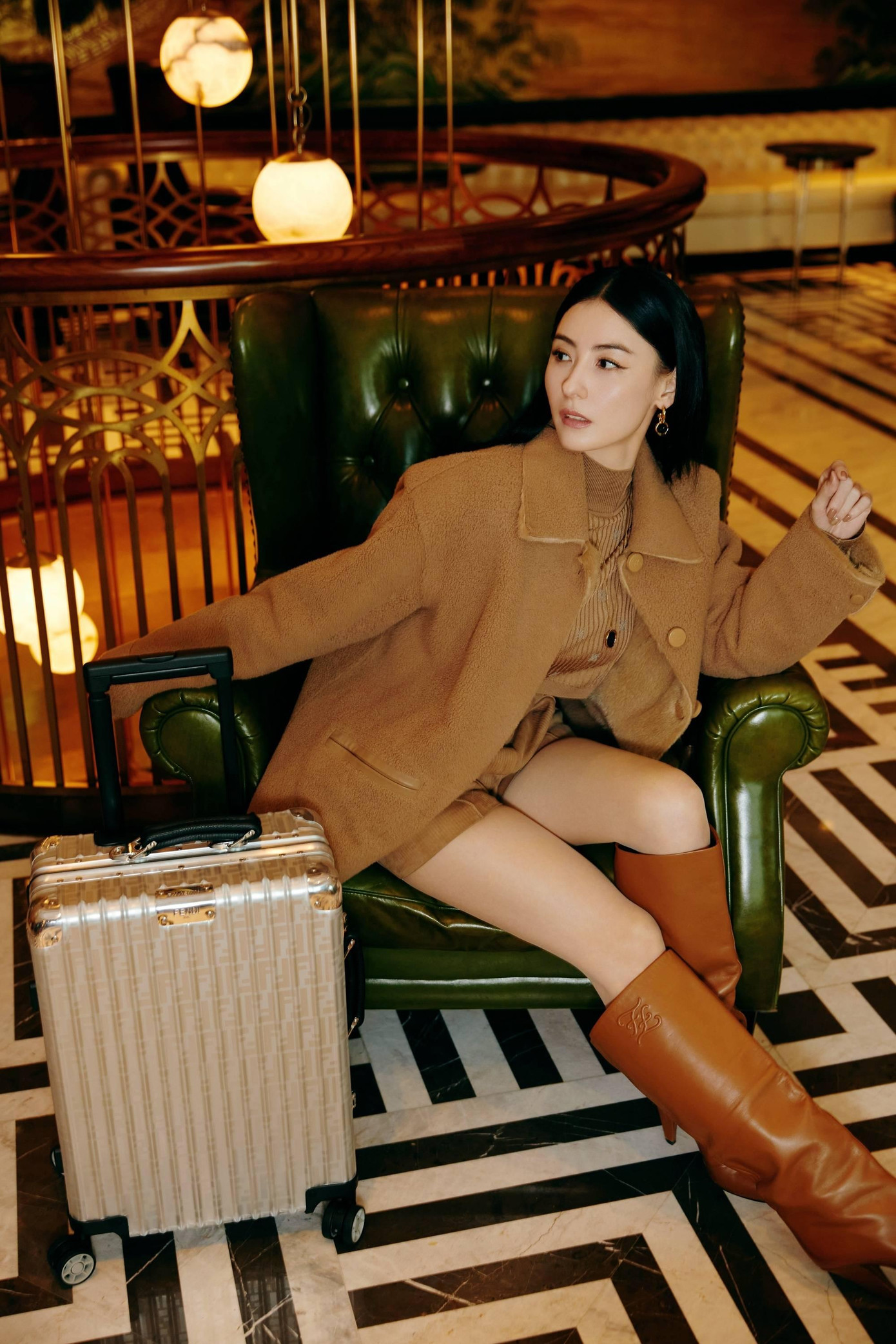 "Ngọc nữ Hồng Kông" diện blazer và áo len cùng tông màu, phối cùng bốt da bò cao cổ khoe đôi chân thon nuột trong bộ ảnh mới. Nhờ thần thái cuốn hút, vóc dáng mảnh mai, Trương Bá Chi nhiều lần gây ấn tượng khi sải buớc trên sàn catwalk. "Ngọc nữ Hồng Kông" diện blazer và áo len cùng tông màu, phối cùng bốt da bò cao cổ khoe đôi chân thon nuột trong bộ ảnh mới. Nhờ thần thái cuốn hút, vóc dáng mảnh mai, Trương Bá Chi nhiều lần gây ấn tượng khi sải buớc trên sàn catwalk.