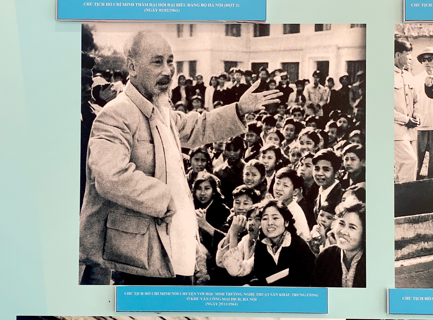 Người ghé thăm, trò chuyện với học sinh Trường Nghệ thuật sân khấu T.Ư ở khu văn công Mai Dịch, tháng 11/1961.