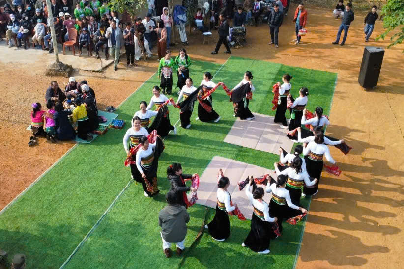 Lễ vật gồm gà trống, gà mái, lươn, khoai sắn, gạo nếp, rượu, trầu cau, tiền vàng mã...