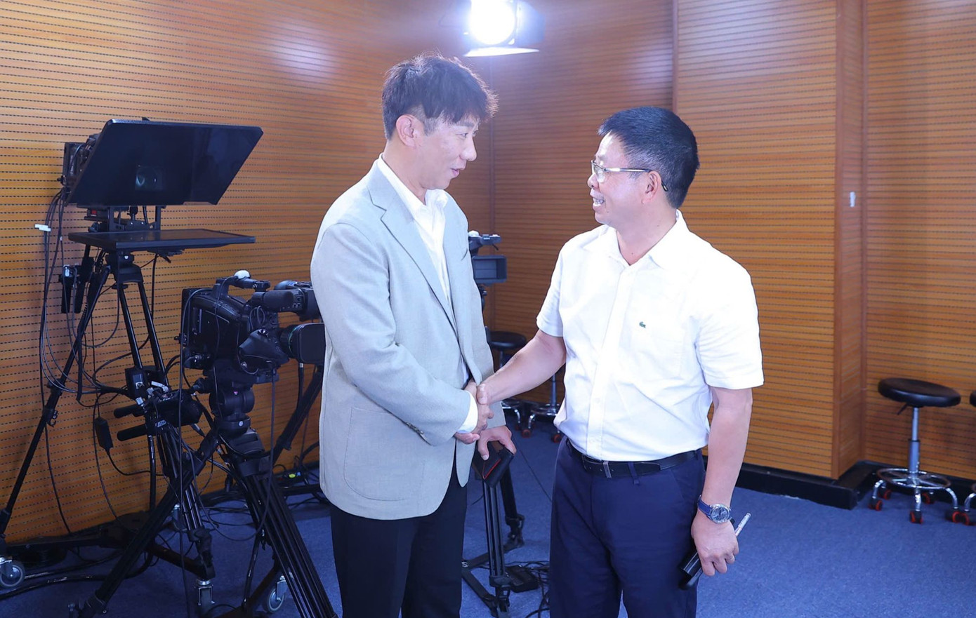 Ông Ko Jae Soo tham quan trường quay của báo.