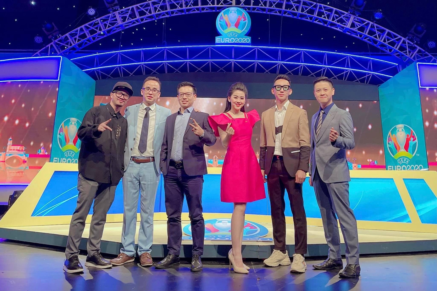 Các MC - BLV cùng khách mời của chương trình bình luận đã có nhiều đêm không ngủ để phục vụ người hâm mộ môn thể thao vua Các MC - BLV cùng khách mời của chương trình bình luận đã có nhiều đêm không ngủ để phục vụ người hâm mộ môn thể thao vua