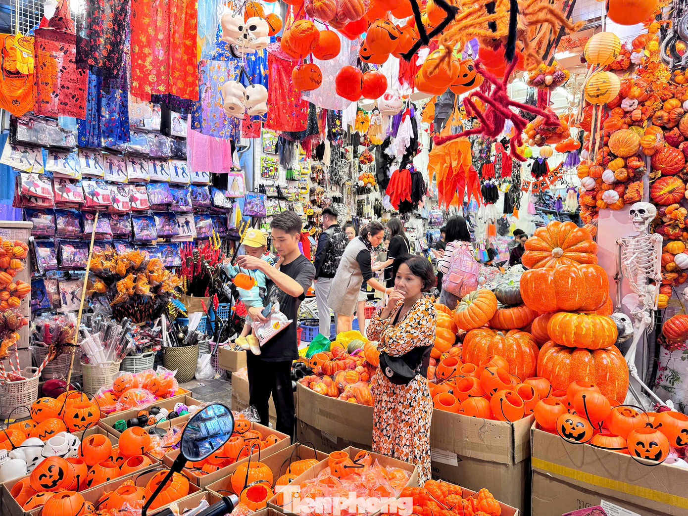 Một cửa hàng tấp nập khách trên phố Hàng Mã, bày đủ loại đèn bí ngô nhiều kích cỡ. Năm nay, những món đồ hóa trang, phụ kiện nhỏ xinh như áo choàng, đèn cầm tay, hình nộm phù thủy, mũ phù thủy... được ưa chuộng.