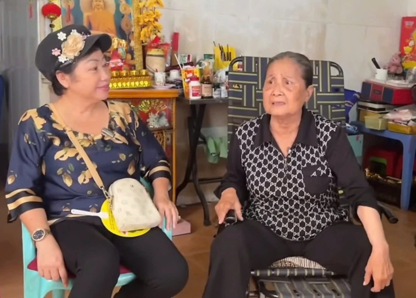 Nghệ sĩ Diệp Tuyết Anh (phải) phát hiện mắc ung thư gan sau một lần bị ngã. Nghệ sĩ Diệp Tuyết Anh (phải) phát hiện mắc ung thư gan sau một lần bị ngã.