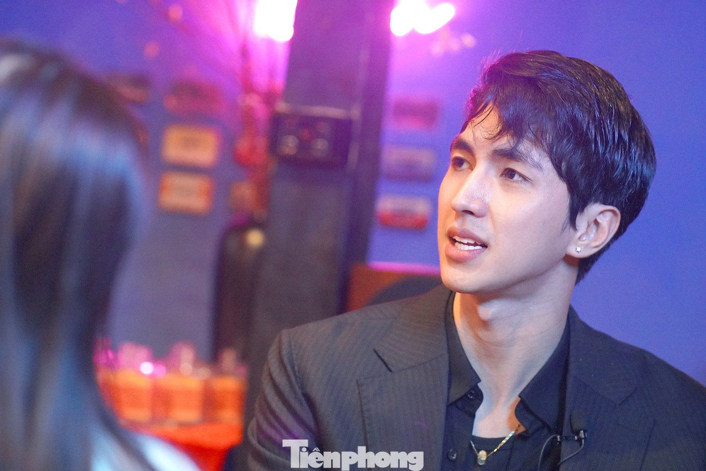 Nam diễn viên bật mí anh chỉ có khoảng 3 ngày kể từ khi nhận vai tới lúc bấm máy. Đó là khoảng thời gian khá ít ỏi để định hình nhân vật. Phim quay đúng thời gian Bình An chuẩn bị cho đám cưới với Á hậu Phương Nga khiến nam diễn viên càng bận rộn. Ảnh: TRỌNG QUÂN.