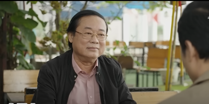 Đạt nhận lỗi với bố vợ. Ảnh: CMH.