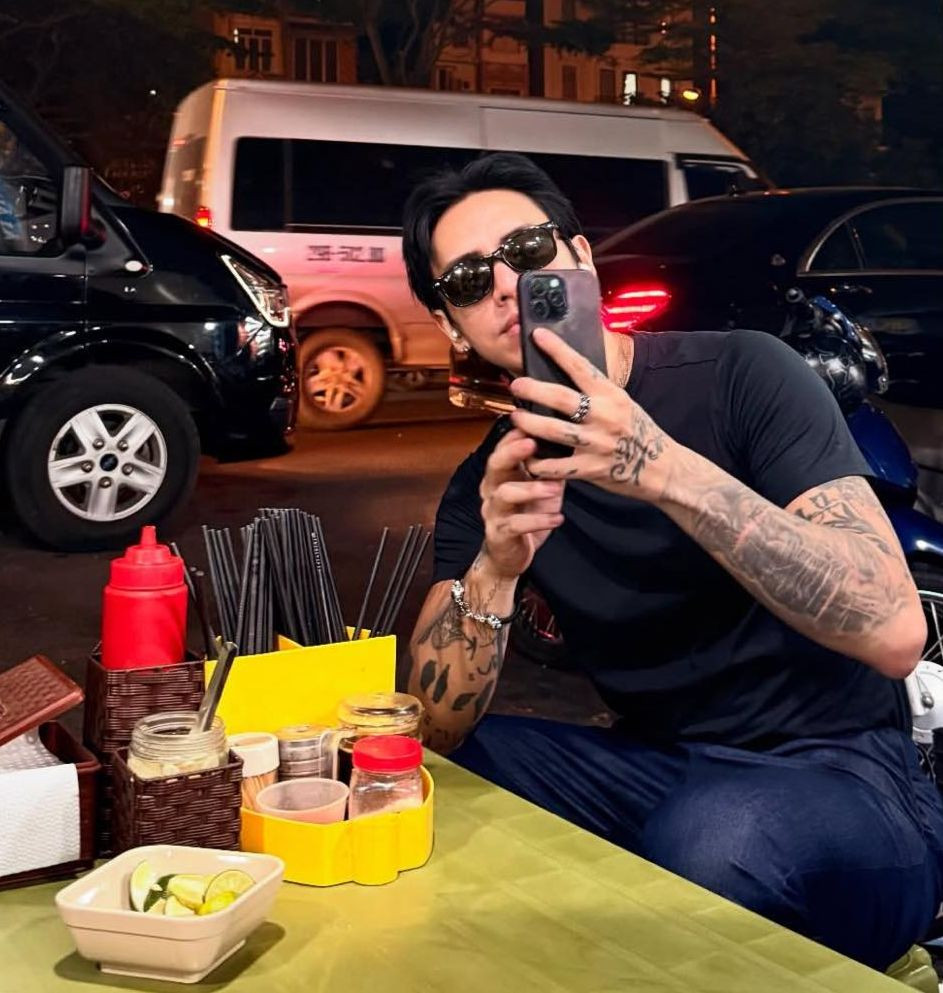 DPR Ian khoe ảnh hậu trường và thưởng thức phở sau concert. DPR Ian khoe ảnh hậu trường và thưởng thức phở sau concert.