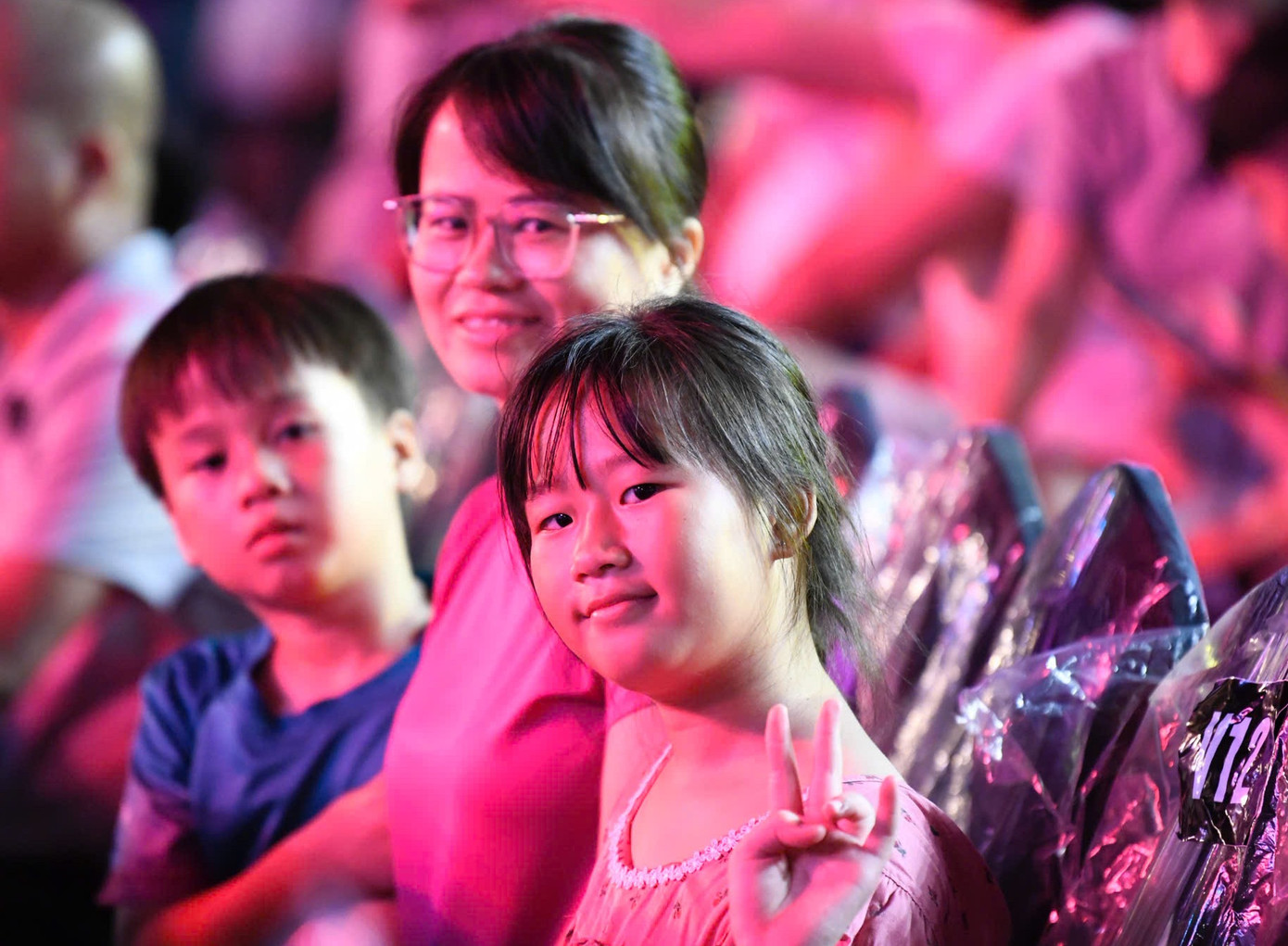 TP Huế từng tổ chức nhiều sự kiện văn hóa, giải trí tại các địa điểm mang tính biểu tượng như cổng Ngọ Môn hay Đại Nội Huế. Tuy nhiên, dòng sông Hương - niềm tự hào của người dân cố đô - vẫn còn ít được khai thác trong không gian tổ chức sự kiện. Vì vậy, việc lựa chọn tổ chức sân khấu trên mặt nước lần này thể hiện nỗ lực đổi mới, sáng tạo trong việc quảng bá hình ảnh di sản Huế.