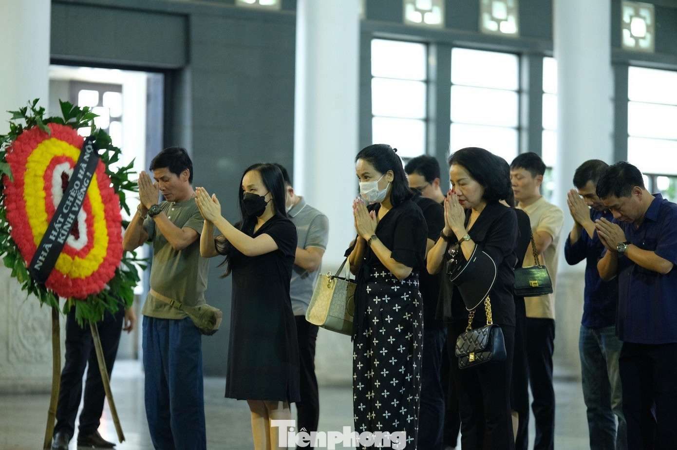 NSƯT Thu Huyền - Phó Giám đốc Phụ trách Nhà hát Chèo Hà Nội - cùng các nghệ sĩ Nhà hát Chèo Hà Nội viếng NSND Trần Bảng. Với NSƯT Thu Huyền, NSND Trần Bảng là đại thụ, người thầy luôn hết lòng với nghệ thuật chèo. NSƯT Thu Huyền - Phó Giám đốc Phụ trách Nhà hát Chèo Hà Nội - cùng các nghệ sĩ Nhà hát Chèo Hà Nội viếng NSND Trần Bảng. Với NSƯT Thu Huyền, NSND Trần Bảng là đại thụ, người thầy luôn hết lòng với nghệ thuật chèo.