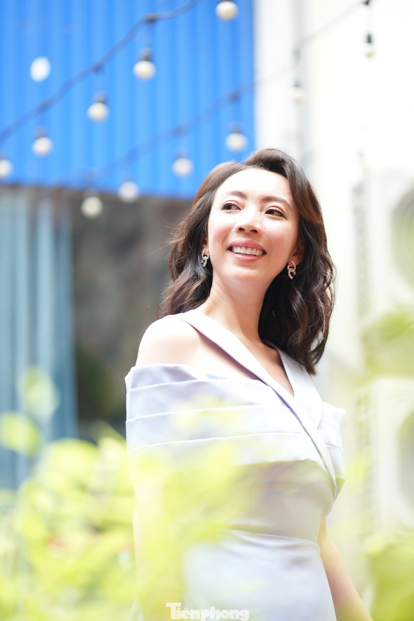 Trước khi phim bấm máy, chị có ý định sinh thêm em bé. Ở tuổi ngoài 30, nữ diễn viên quyết định tìm đến phương pháp kích trứng. Những ngày chờ cấy phôi, Thu Trang có ý tưởng mới cho kịch bản của Con Nhót mót chồng. Bà xã Tiến Luật đưa nhiều tình tiết thực tế mình vừa trải qua vào phim. Ảnh: Trọng Quân.