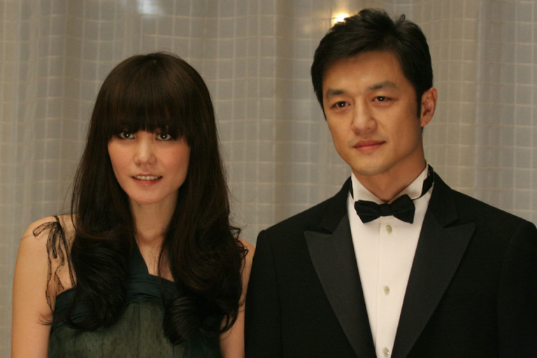 Sau gần 10 năm chung sống, Lý Á Bằng và Vương Phi kết thúc cuộc hôn nhân của mình vào năm 2013. Tài tử từng thừa nhận đó là thất bại vô cùng lớn trong cuộc đời anh. "Quách Tĩnh" ngụ ý về sự chia tay của mình là do khoảng cách và sự khác biệt: “Một gia đình là tất cả những gì tôi muốn. Nhưng định mệnh của em là trở thành một tài năng lớn” - anh viết