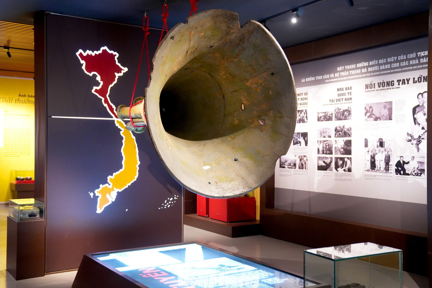 Chiếc loa được sử dụng tại bờ sông Bến Hải trong cuộc chiến đấu giải phóng miền Nam, thống nhất đất nước. Loa có công suất 500W, được ghép từ 3 đoạn, hai đoạn đầu tạo thành thân loa, chiều dài 1,41 m. Đoạn cuối là vỏ chứa tổ hợp khuếch đại âm thanh có chiều dài 0,72 m. Toàn bộ mặt bên trong phẳng. Hiện vật kể câu chuyện lịch sử của hơn 50 năm trước tại vĩ tuyến 17. Khi Mỹ - Diệm gắn những cụm loa công suất lớn đáp trả, bờ Bắc đã tăng cường một chiếc loa đại, công suất 500W, thuận gió có thể truyền xa 10 km.