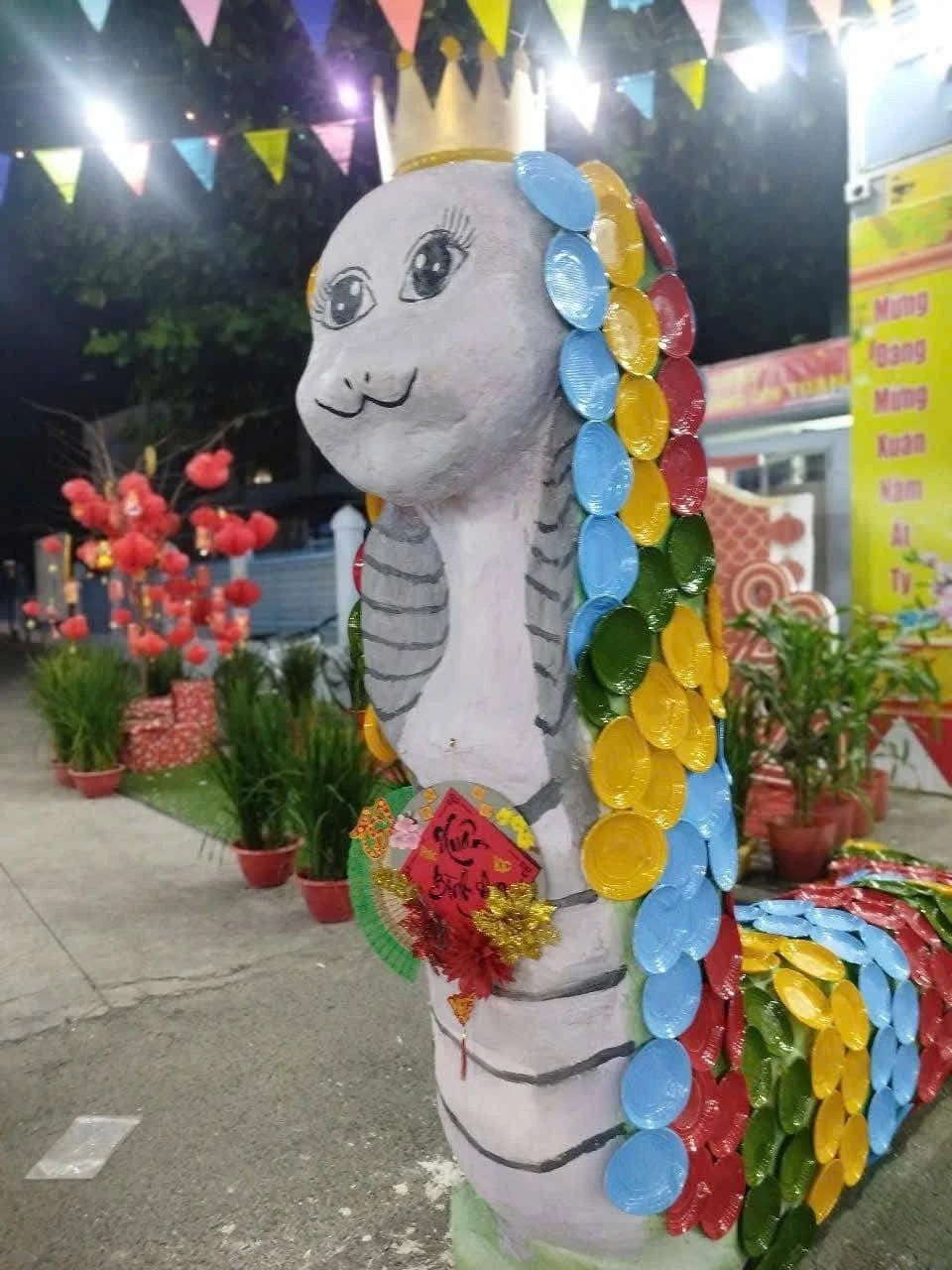 Nhiều người cho rằng rắn vốn nguy hiểm, hung dữ nên linh vật rắn 2025 thường được thiết kế theo lối dễ thương, thân thiện để phù hợp với không khí năm mới. Hội phụ huynh một trường tiểu học ở Đồng Nai tự tay làm và tặng trường một cặp rắn mang phong cách nữ hoàng Ai Cập.