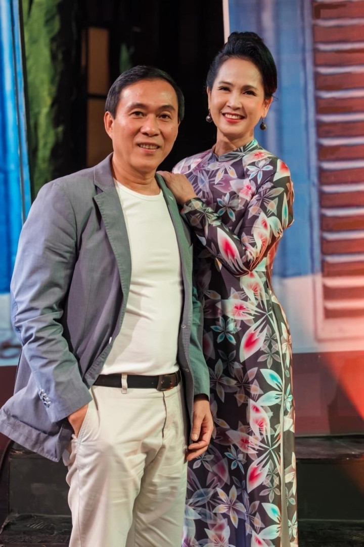 Hôn nhân bền chặt của hai nghệ sĩ gạo cội. Hôn nhân bền chặt của hai nghệ sĩ gạo cội.