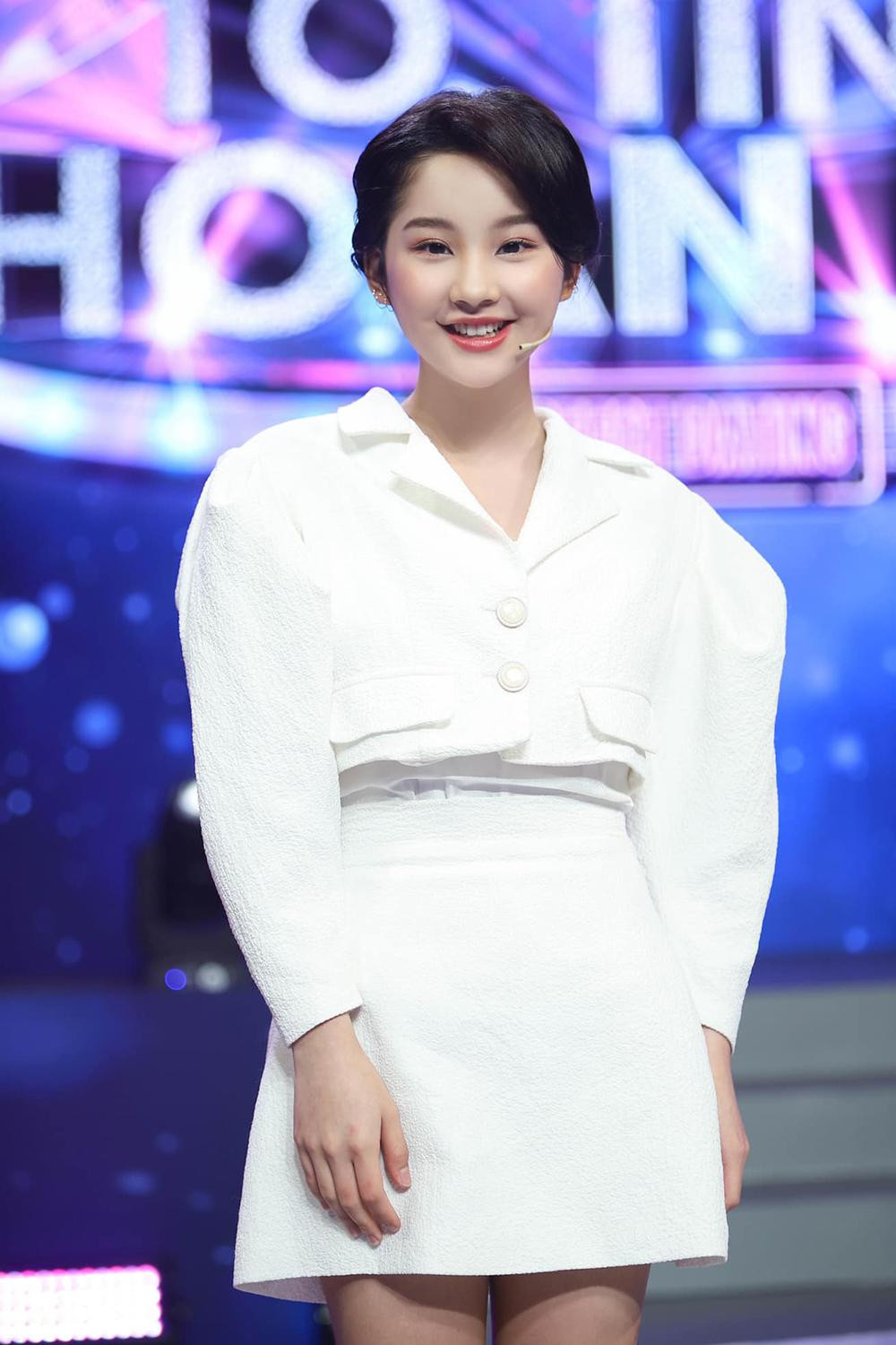 Khi vừa xuất hiện trong tập 24 P2, hot girl người Tày nhanh chóng thu hút sự chú ý của khán giả vì vẻ ngoài xinh xắn, tạo thiện cảm với người xem. Hiện Thu Hà cũng đang theo đuổi nghệ thuật, từng góp mặt vào một số phim sitcom, MV ca nhạc. Khi vừa xuất hiện trong tập 24 P2, hot girl người Tày nhanh chóng thu hút sự chú ý của khán giả vì vẻ ngoài xinh xắn, tạo thiện cảm với người xem. Hiện Thu Hà cũng đang theo đuổi nghệ thuật, từng góp mặt vào một số phim sitcom, MV ca nhạc.