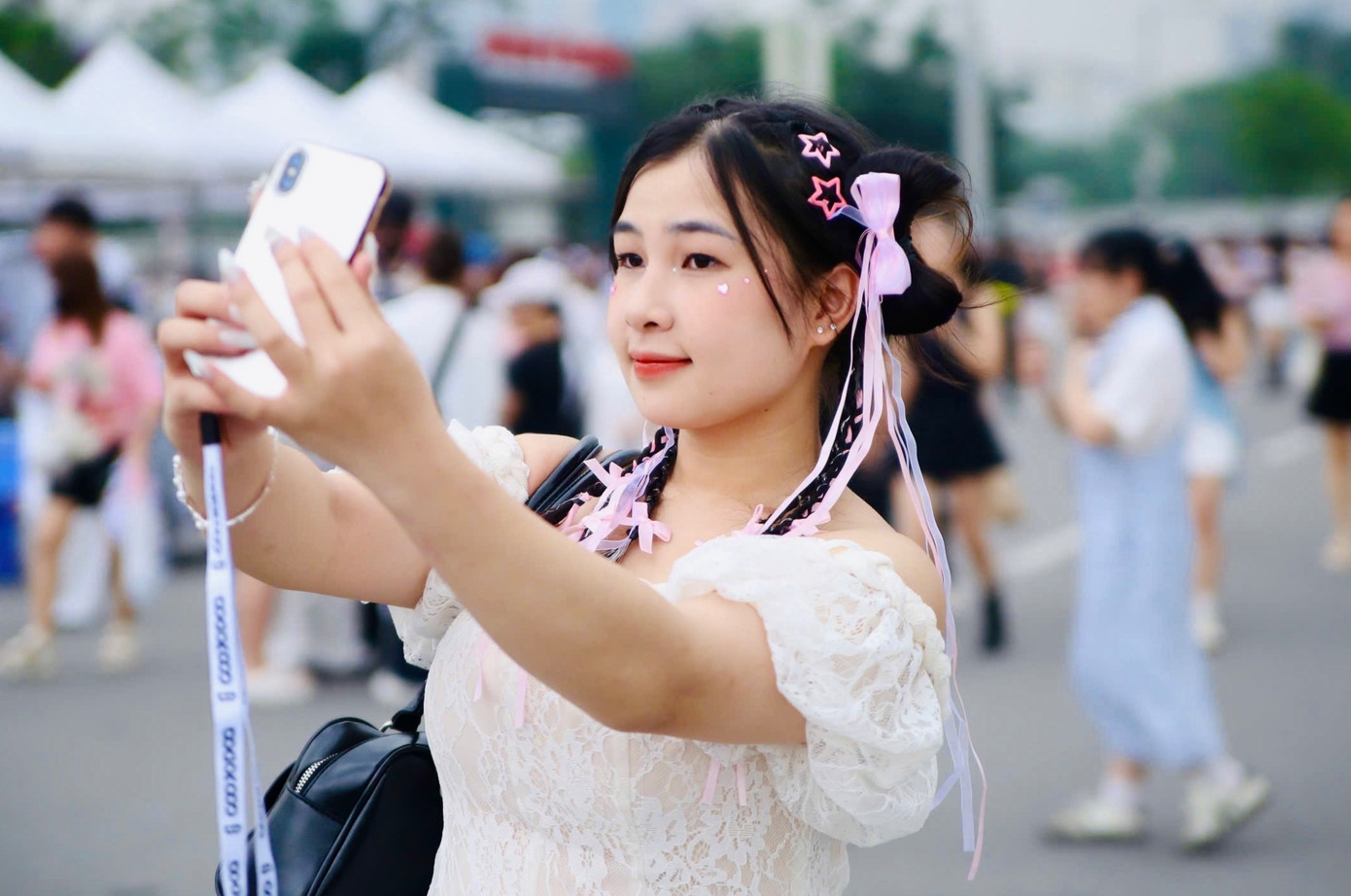 Phụ kiện tóc cầu kỳ cũng được lựa chọn.