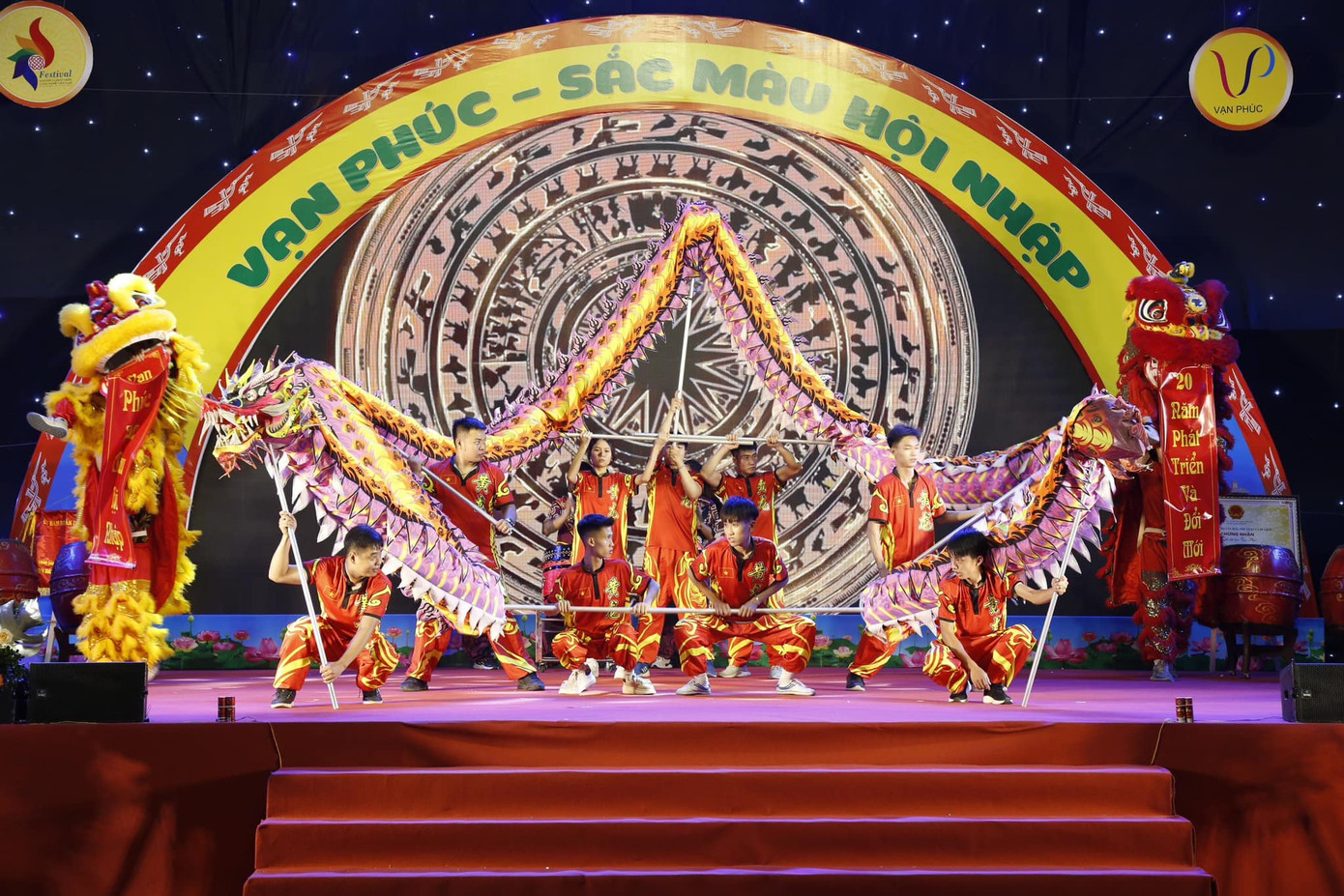 Hình ảnh ấn tượng trên sân khấu khai mạc.