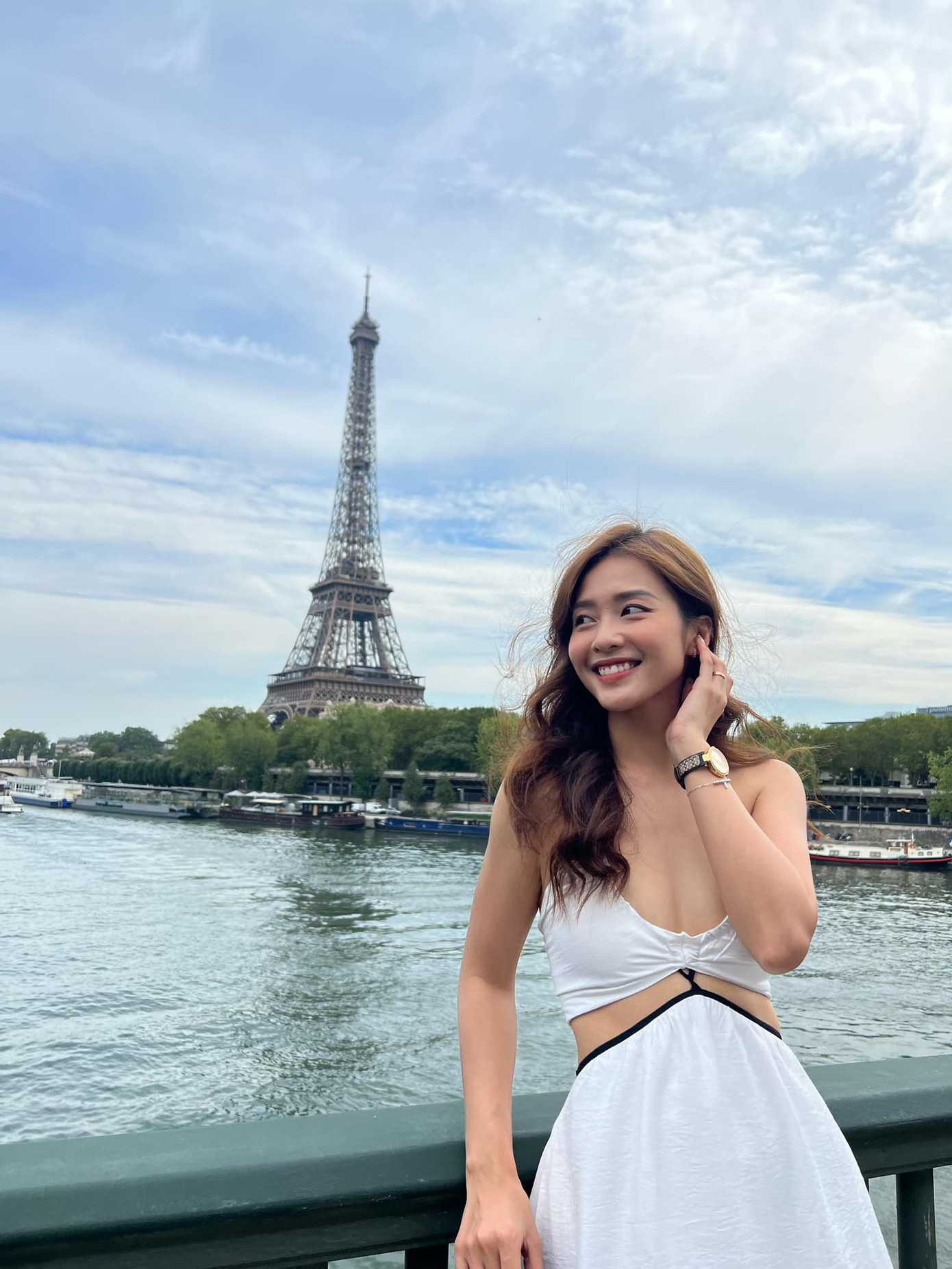 Trước khi tham gia hai bộ phim 11 tháng 5 ngày và Gia đình mình vui bất thình lình, Khả Ngân chủ yếu sống và làm việc tại TPHCM. Quyết định ra Bắc đóng phim được coi là bước ngoặt trong sự nghiệp diễn xuất của hot girl sinh năm 1997.