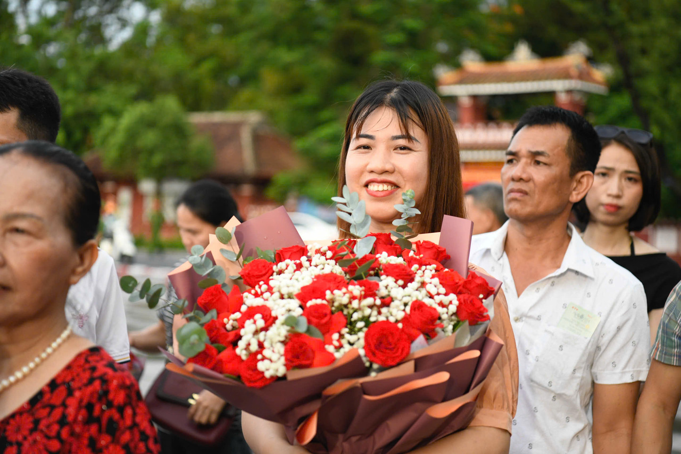 Sân khấu chung kết Hoa hậu Việt Nam được thiết kế hiện đại, tối ưu các phần trình diễn nhưng vẫn giữ được tinh thần truyền thống và vẻ thơ mộng của TP Huế. Toàn bộ hệ thống khung sắt, sàn nổi được gia cố chắc chắn, chống chịu gió lớn và đảm bảo an toàn tuyệt đối trong điều kiện sân khấu ngoài trời. Khu vực khán đài có sức chứa khoảng 6.000 người.