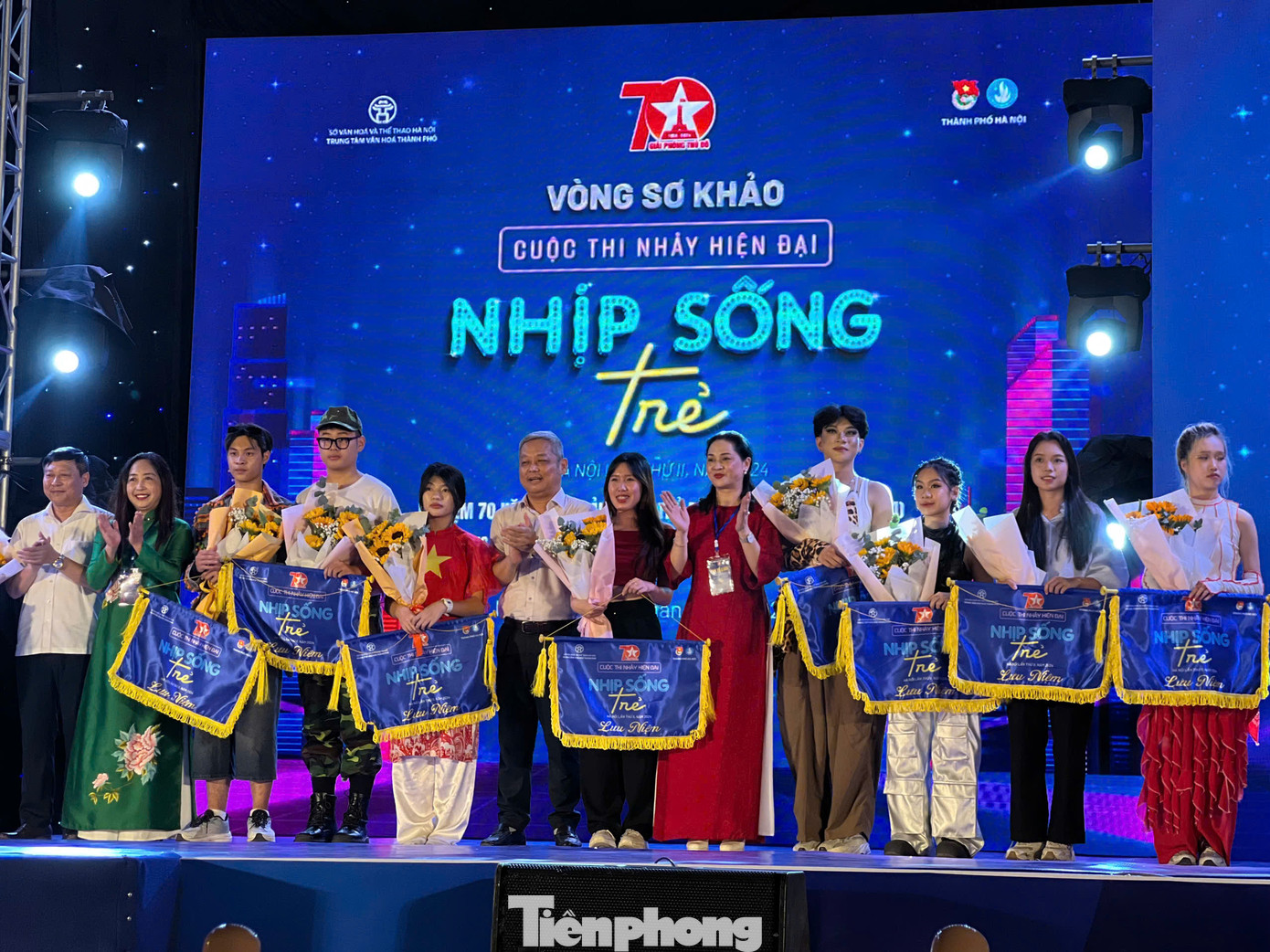 Ban tổ chức trao cờ lưu niệm cho các đội thi trong tối 14/10.