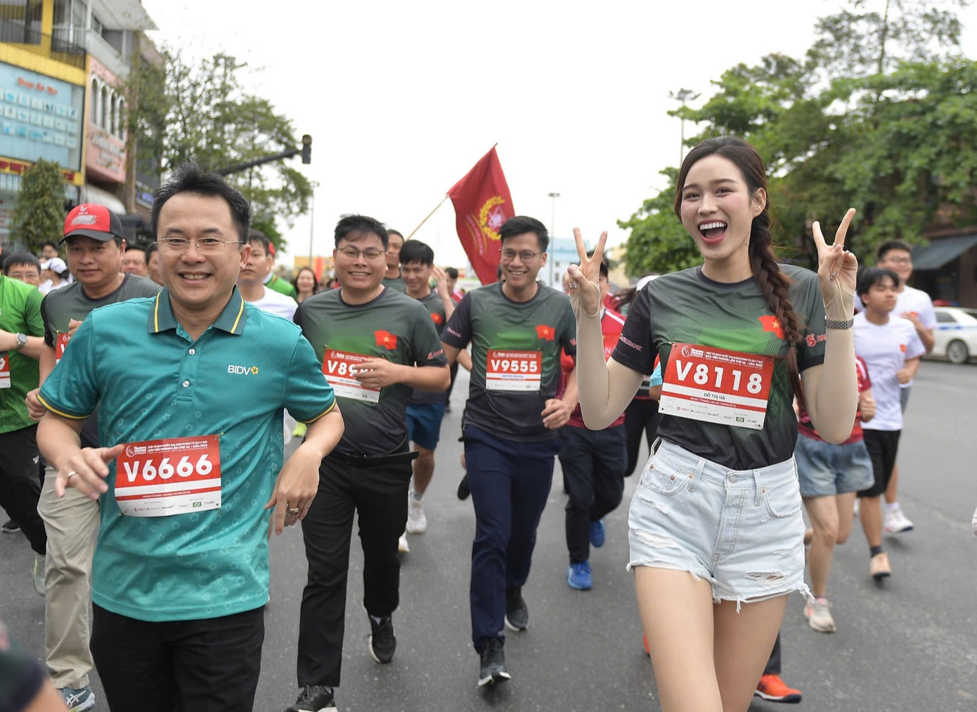 “Thời tiết ở Quảng Trị se lạnh nhưng không khí ở Tiền Phong Marathon 2025 rất nóng. Đó chính là tinh thần của các vận động viên, sự nồng nhiệt của cổ động viên, người dân nơi đây", Hoa hậu Đỗ Thị Hà chia sẻ.