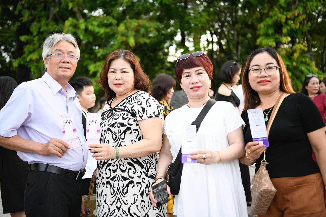 Dù 20h chương trình mới bắt đầu, khán giả tập trung về khu vực trước sân khấu từ sớm.