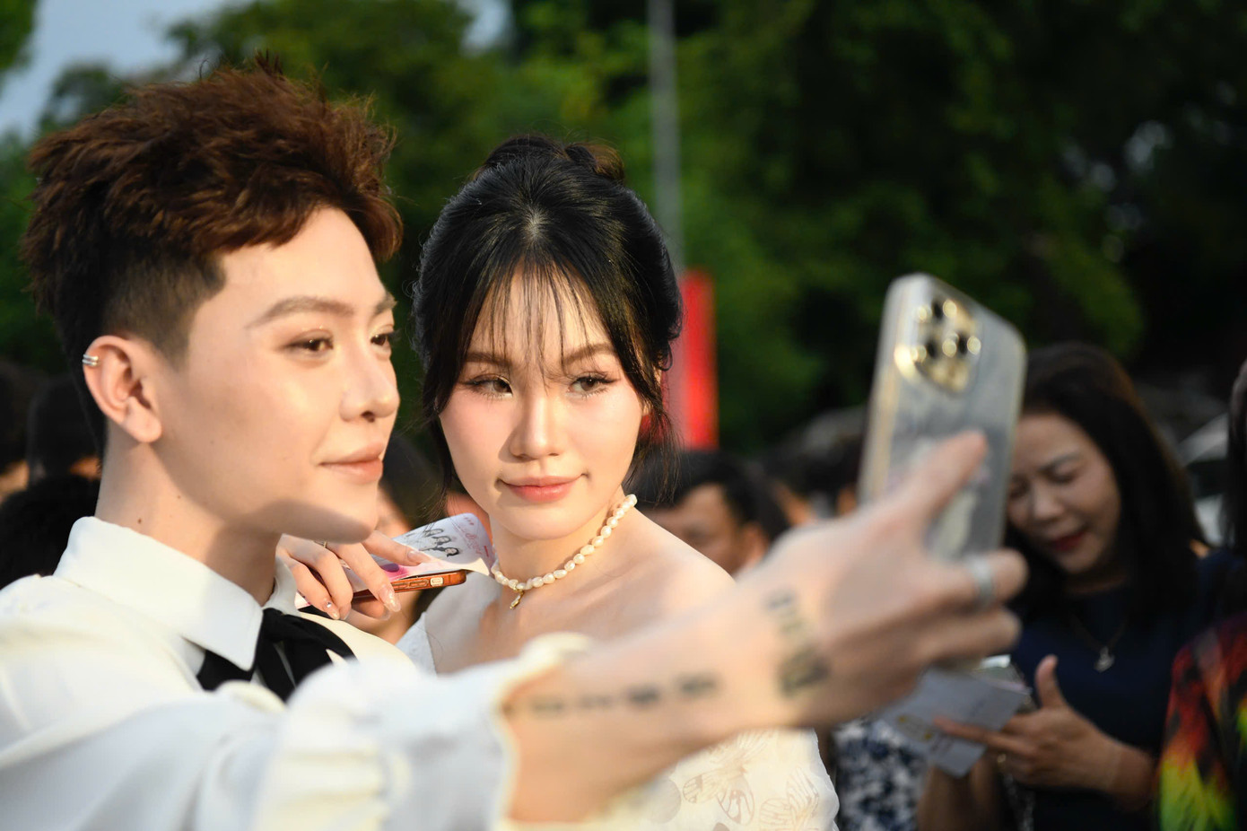 Nhiều khán giả trang điểm lộng lẫy, chờ khoảnh khắc tìm ra Hoa hậu Việt Nam 2024.